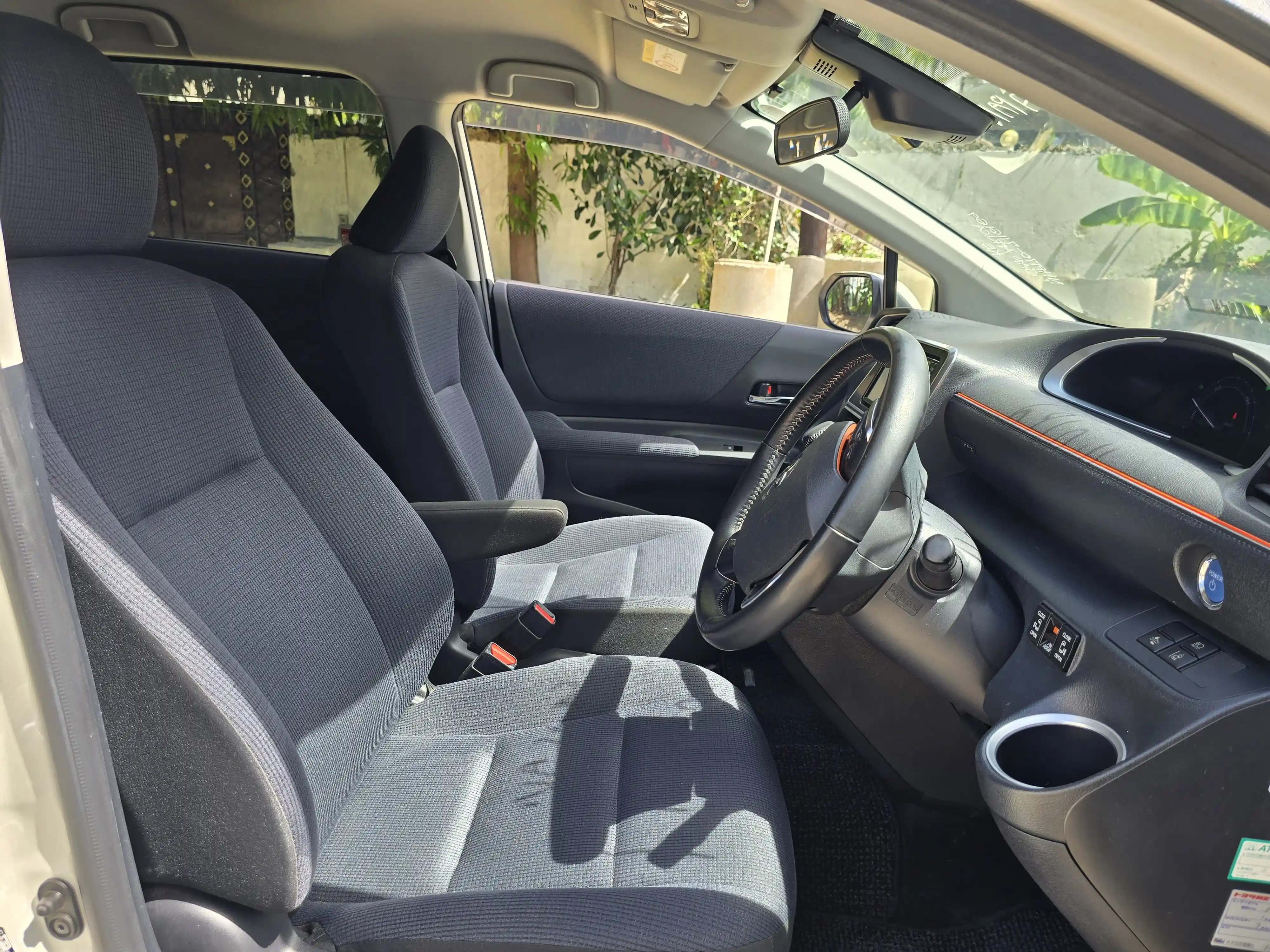 Toyota Sienta interior front